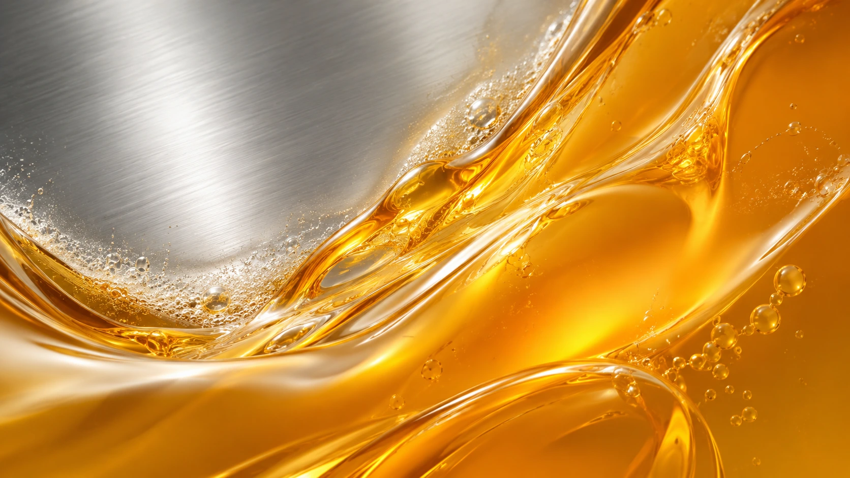 Liquide orange OxyOne sur surface métallique, illustrant le nettoyage et le dégraissage industriel de pièces en métal.